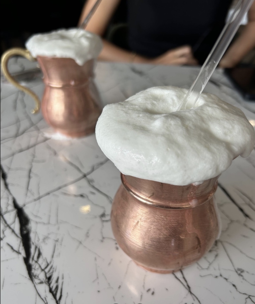 Bakır maşrapada köpüklü yayık ayran - Gamze Döner
